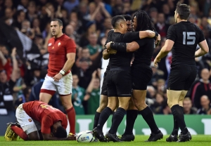 New Zealand's wing Nehe Milner-Skudder (3rd R) celerbates with teammates after scoring his team's second try during a quarter final match of the 2015 Rugby World Cup between New Zealand and France at the Millennium Stadium in Cardiff, south Wales, on October 17, 2015.  AFP PHOTO / GABRIEL BOUYS RESTRICTED TO EDITORIAL USE, NO USE IN LIVE MATCH TRACKING SERVICES, TO BE USED AS NON-SEQUENTIAL STILLS