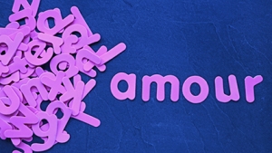"Amour" sur ardoise avec lettres de l'alphabet en vrac